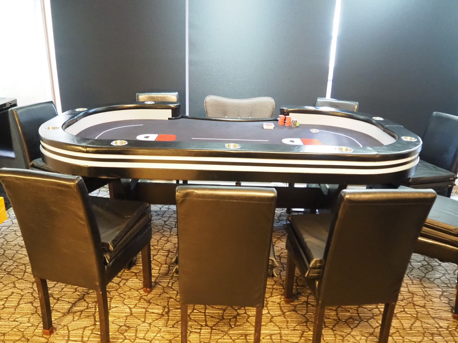 DOUBLE BARREL中目黒のポーカーテーブル