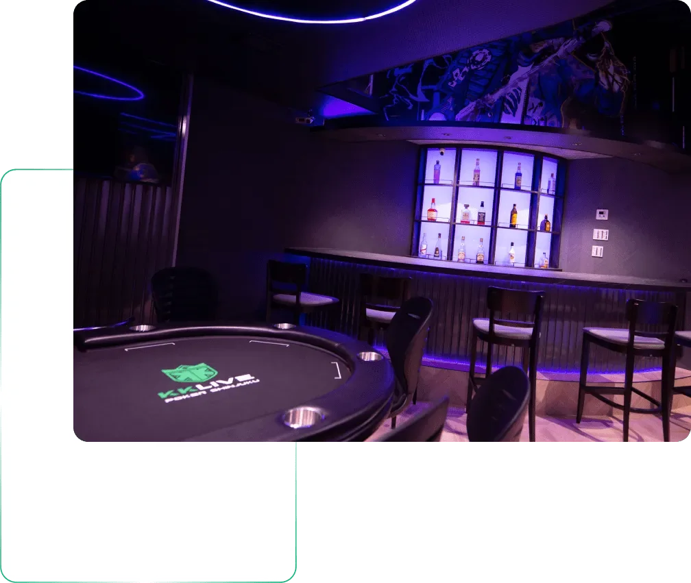 KKLIVE POKER 新宿のポーカーテーブルと店内