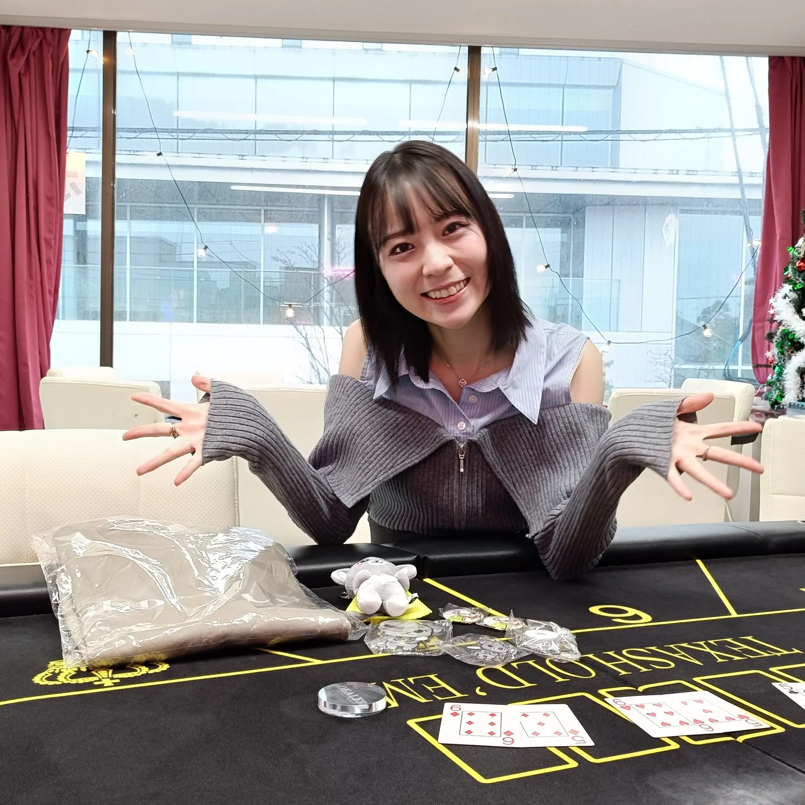 5656ポーカー倶楽部の店内でポーカーを楽しむ様子