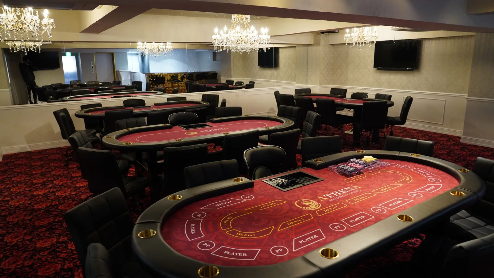 アテナ池袋のゲームテーブルと店内