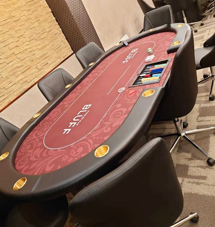 アミューズメントポーカーバー BLUFFの別アングルから見たBLUFFのポーカーテーブル