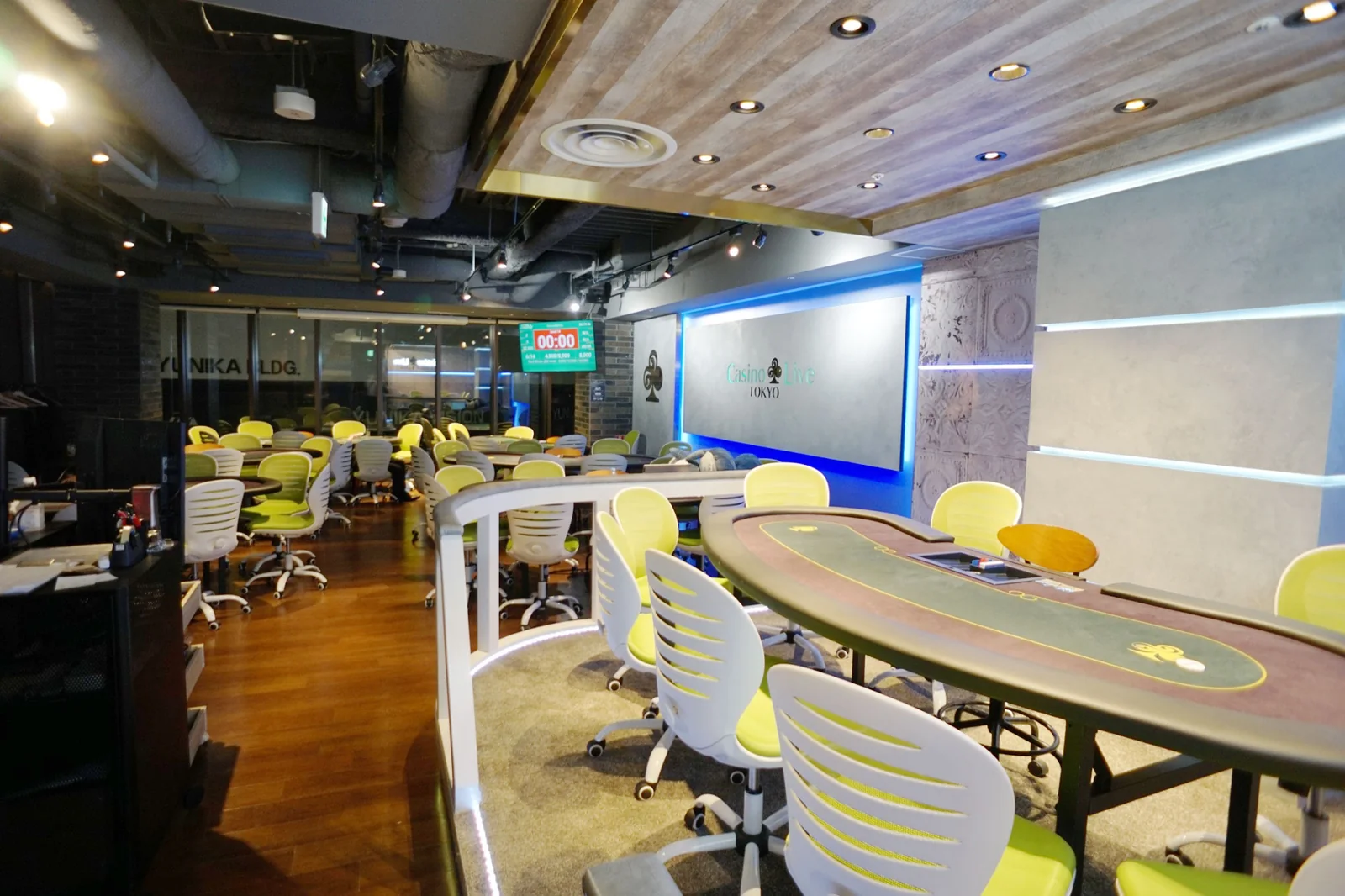 Casino Live Tokyoの店内とゲームテーブル