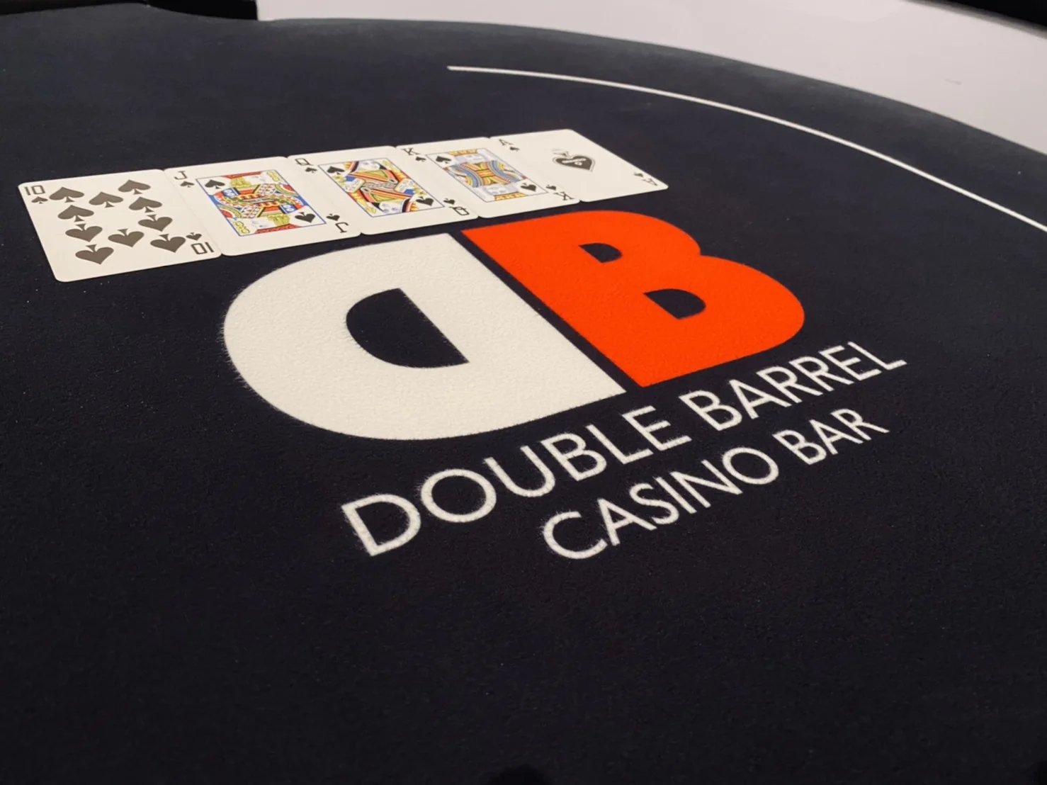 DOUBLE BARRELロゴ入りのポーカーテーブル