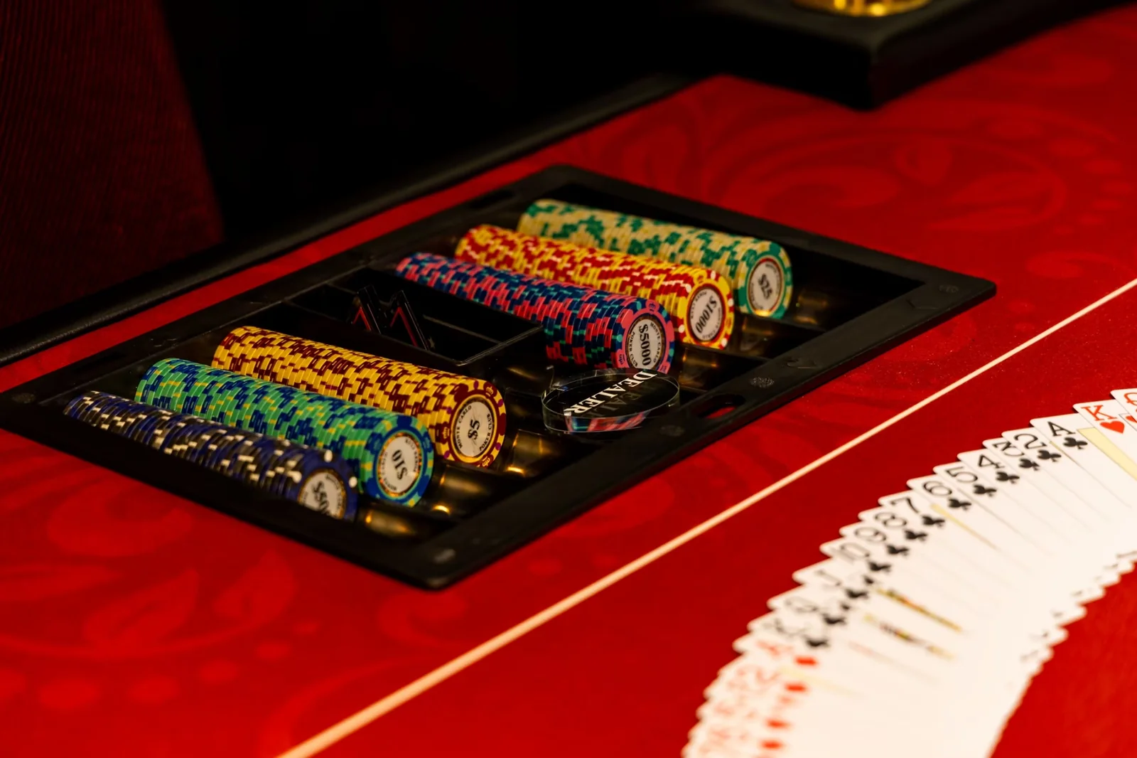横浜ポーカーBar GOLD JOKER 関内店のポーカーテーブルのチップラック