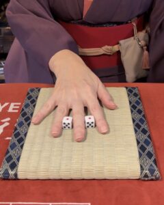 盆常の遊戯の様子