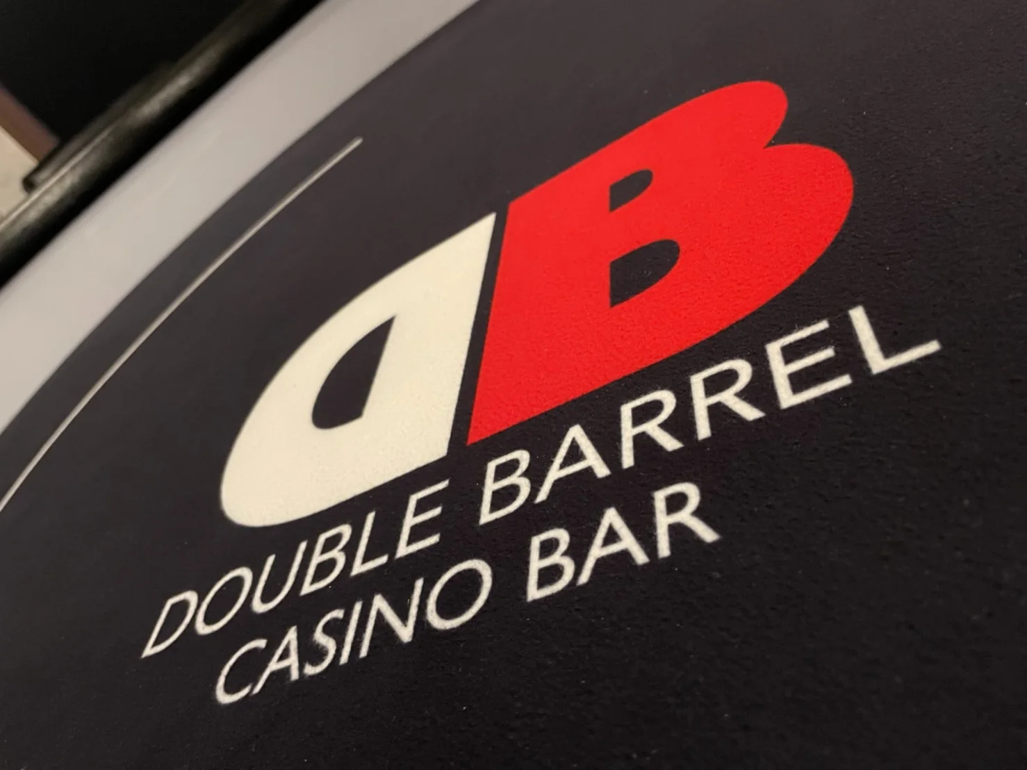 DOUBLE BARRELのロゴ入りテーブル面