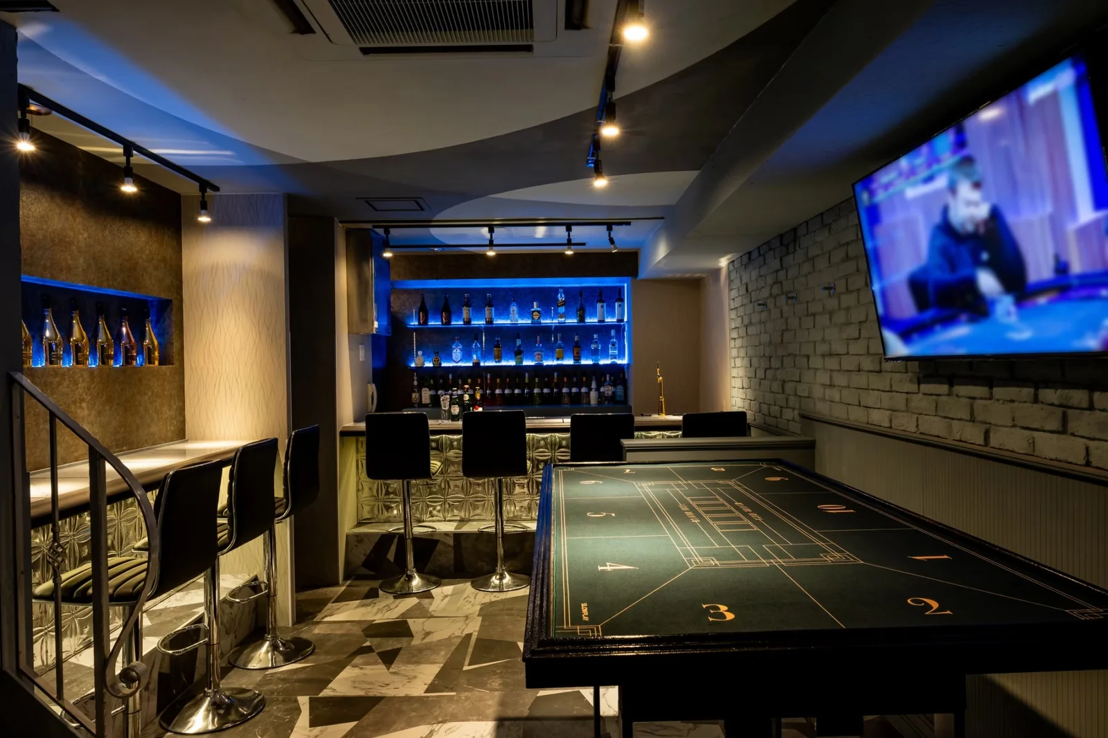 横浜ポーカーBar GOLD JOKER 関内店の店内のバーカウンター