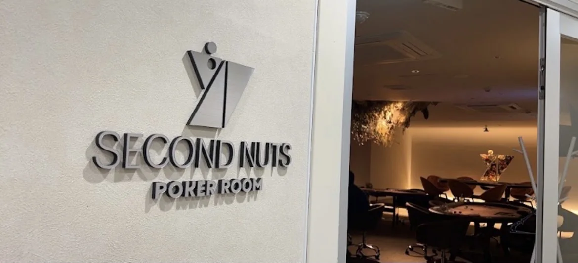SECOND NUTSの入口と店内