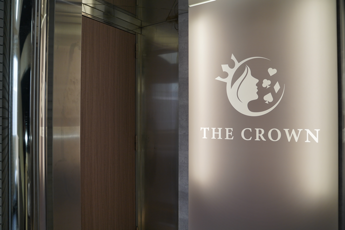 THE CROWNの店舗入口
