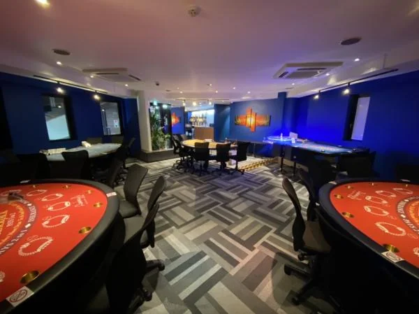 CASINO&DINING ArekeyIIの複数のゲーム卓がある店内