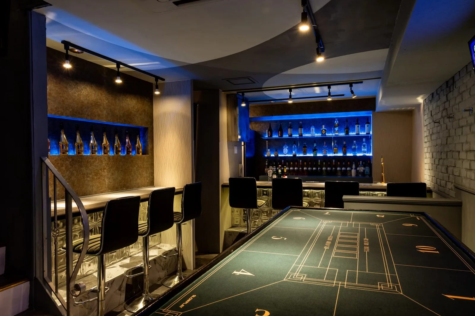 横浜ポーカーBar GOLD JOKER 関内店のバーカウンターと客席
