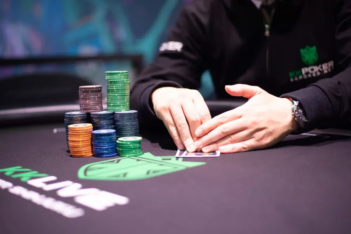 KKLIVE POKER 新宿の店内でのポーカープレイ