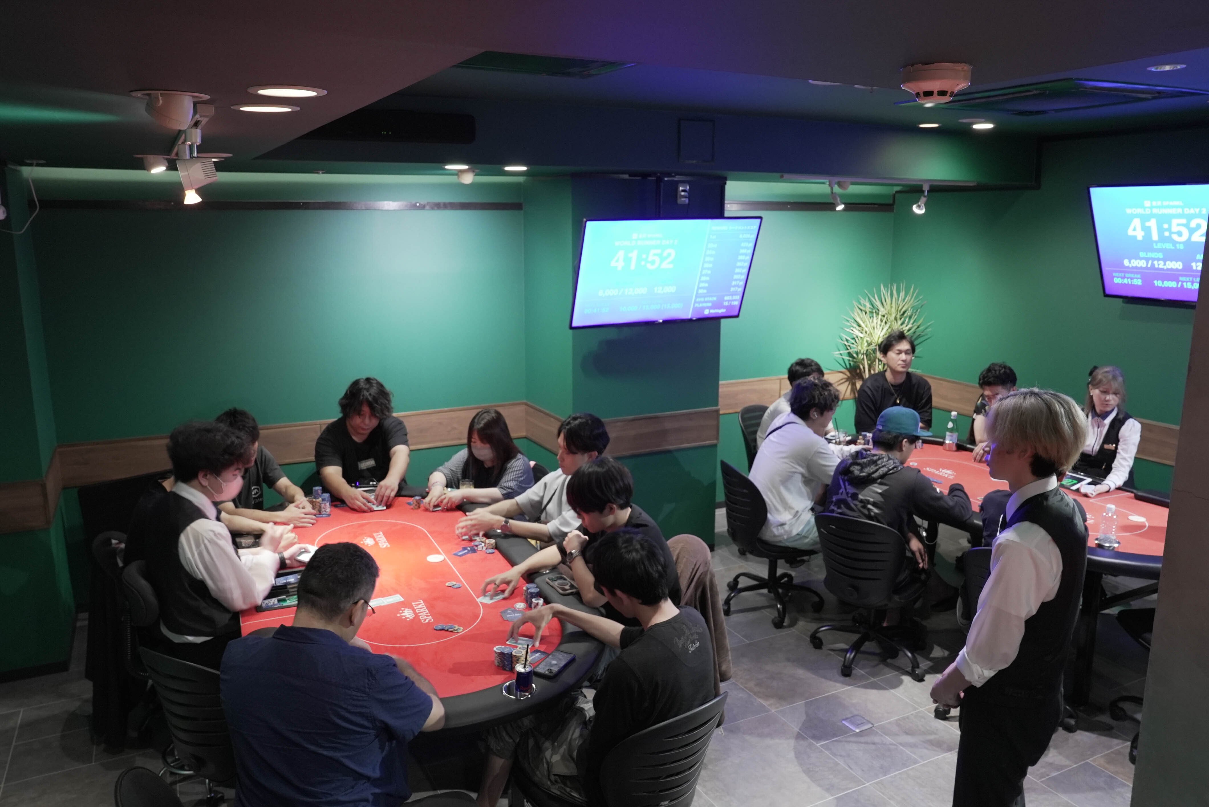 SPARKLの店内全体と複数のポーカーテーブル