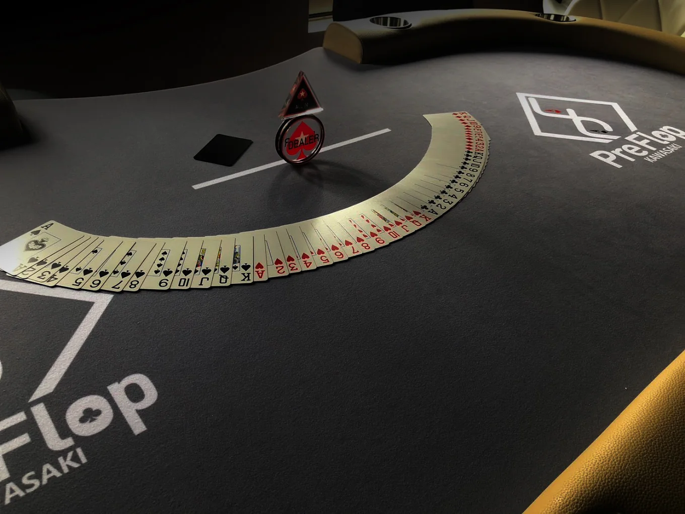 PreFlop KAWASAKIの店内・ポーカーテーブル
