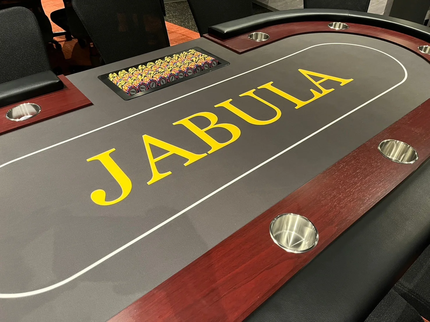 JABULA(Poker Casino JABULA)のJABULAロゴのあるポーカーテーブル