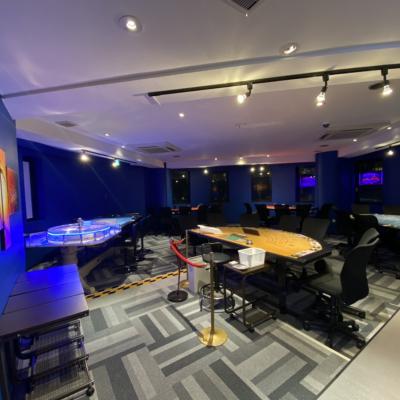 ArekeyⅡのカジノテーブルが並ぶ店内
