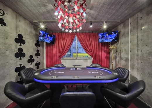 POKER BAR Aceの浦和店のテーブルとシャンデリア