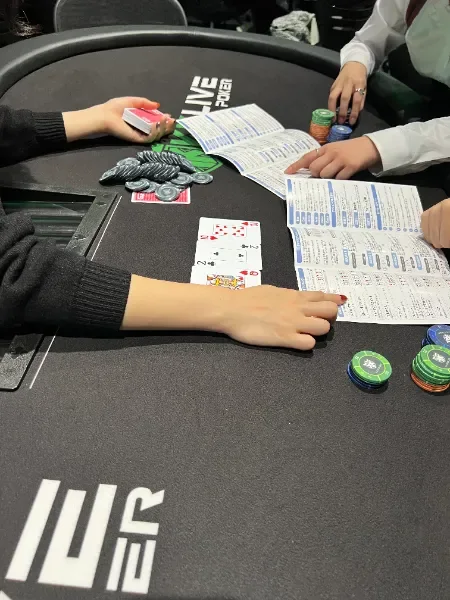 KKLIVE POKER 新宿の店内でのポーカープレイ