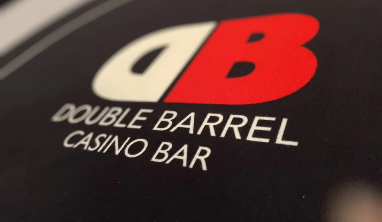 DOUBLE BARRELのロゴ入りテーブルのアップ