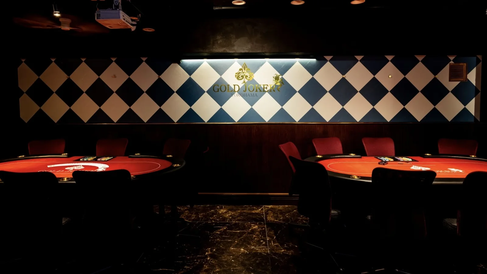 横浜ポーカーBar GOLD JOKER 関内店の複数のポーカーテーブルとソファ席