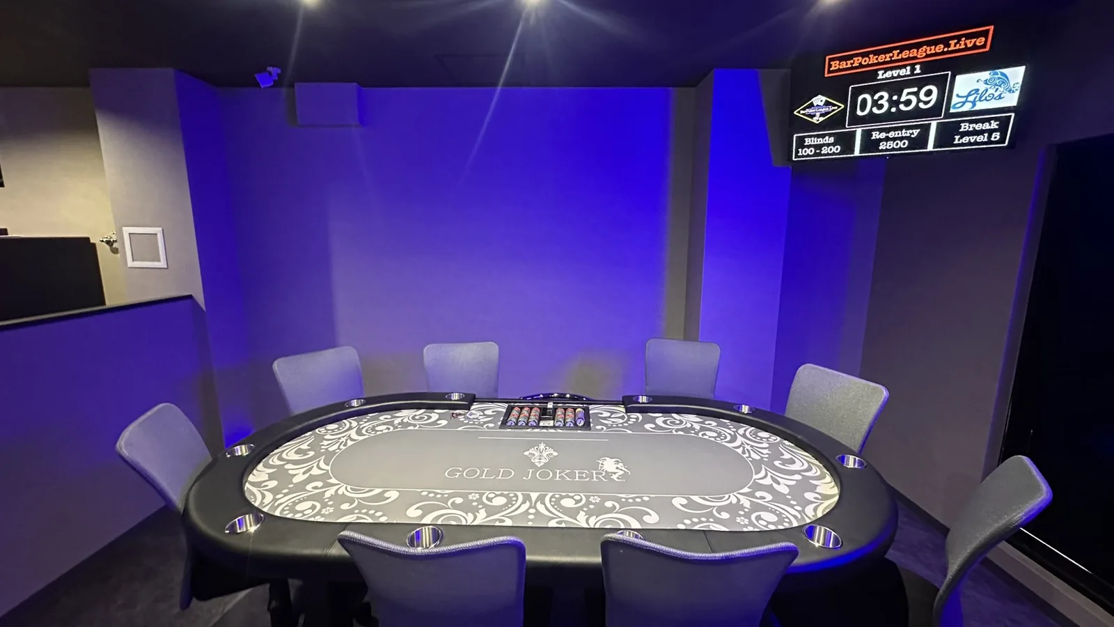 横浜ポーカーBar GOLD JOKER 本厚木店のポーカーテーブルとゲーム進行モニター