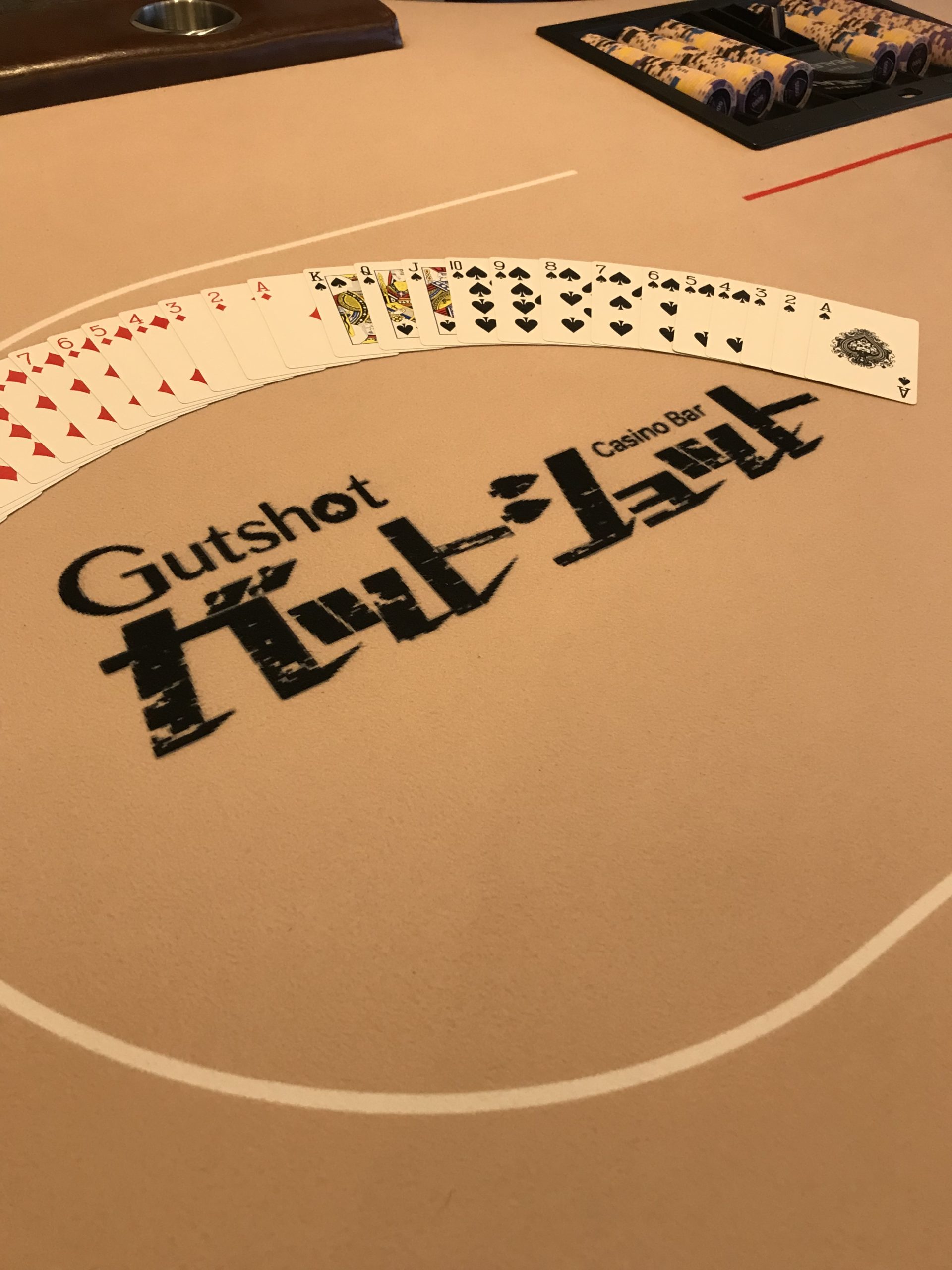 Gutshotロゴ入りのポーカーテーブル
