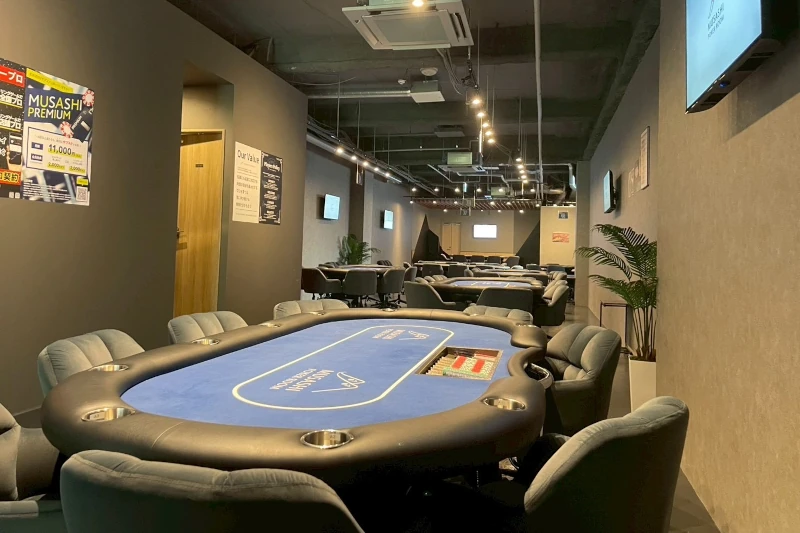 仙台むさぽのポーカーテーブルと店内