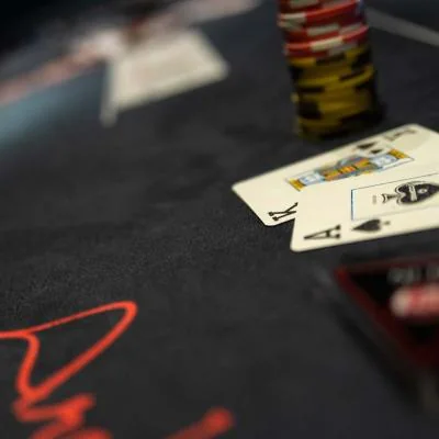 CASINO&DINING ArekeyIIのポーカーテーブルとカード