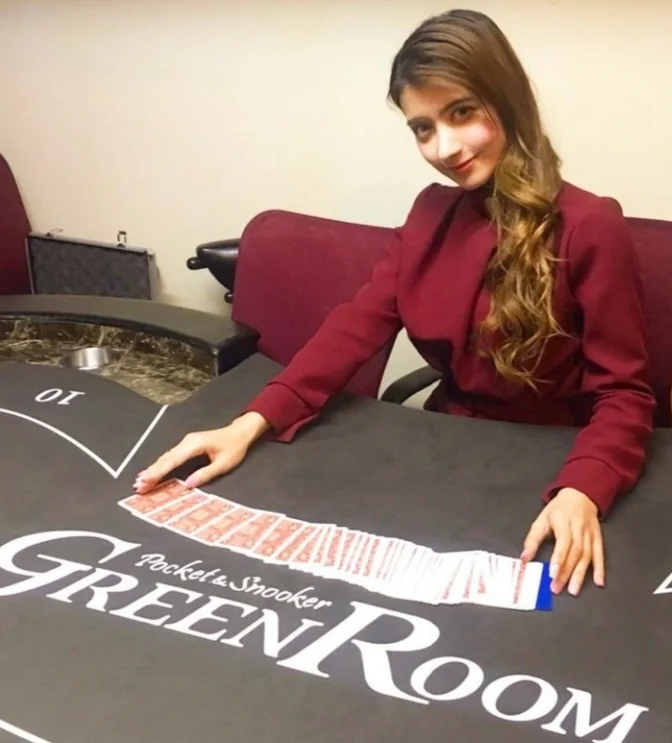 埼玉 GreenRoomのGreenRoomのロゴ入りテーブルでのゲーム風景
