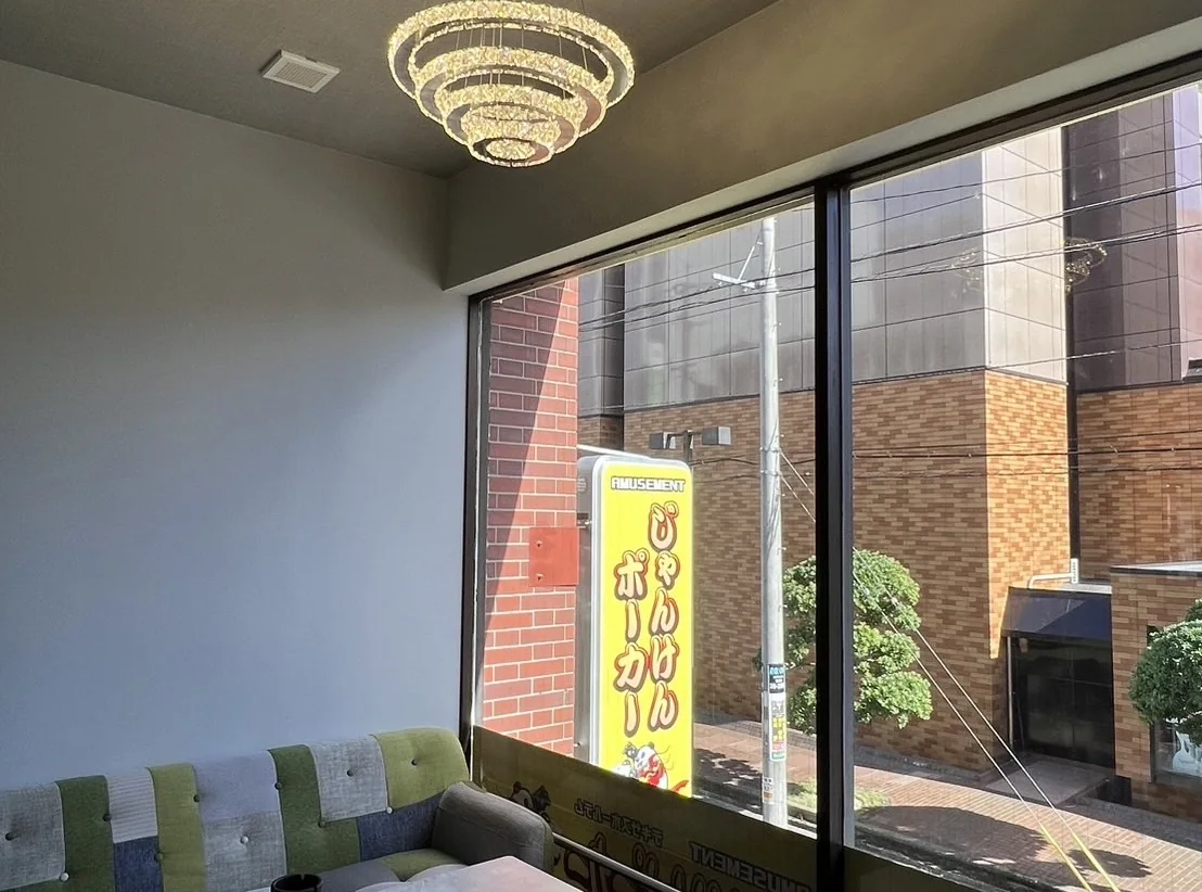 佐賀店の窓側席と看板