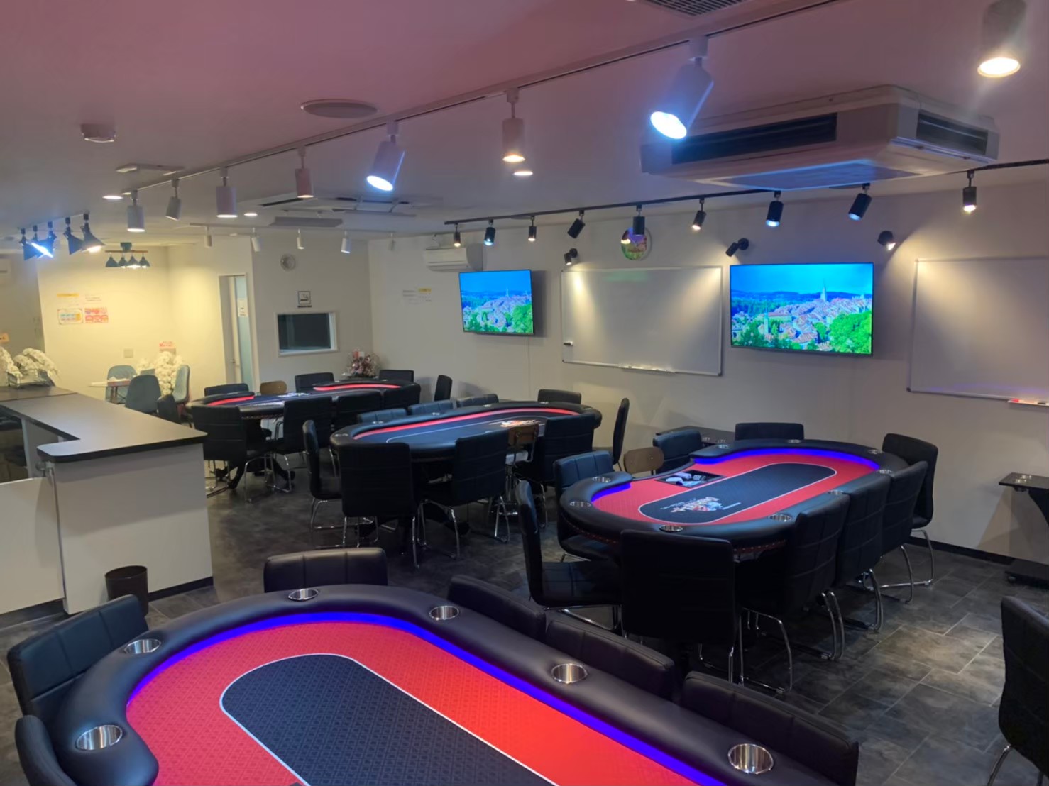じゃんけんポーカー 岐阜店の店内のポーカーテーブル