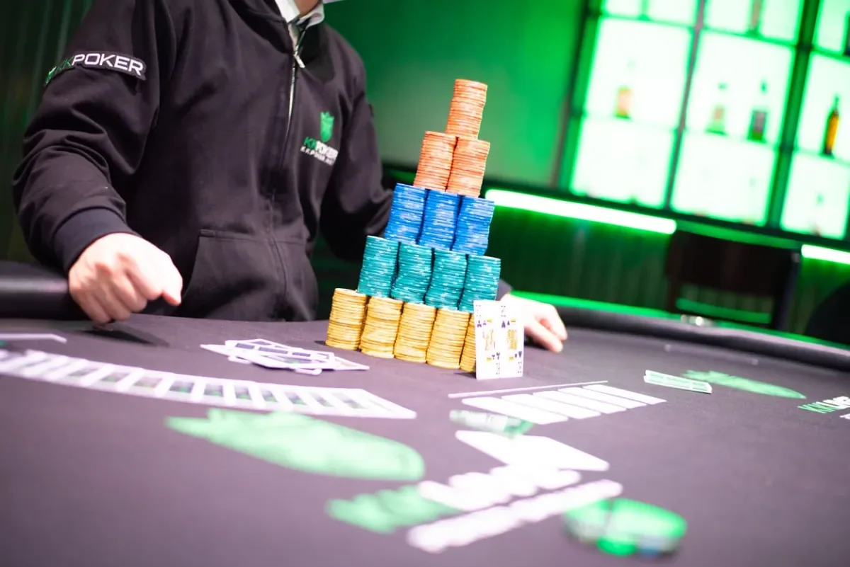 KKLIVE POKER 新宿の店内でのポーカープレイ