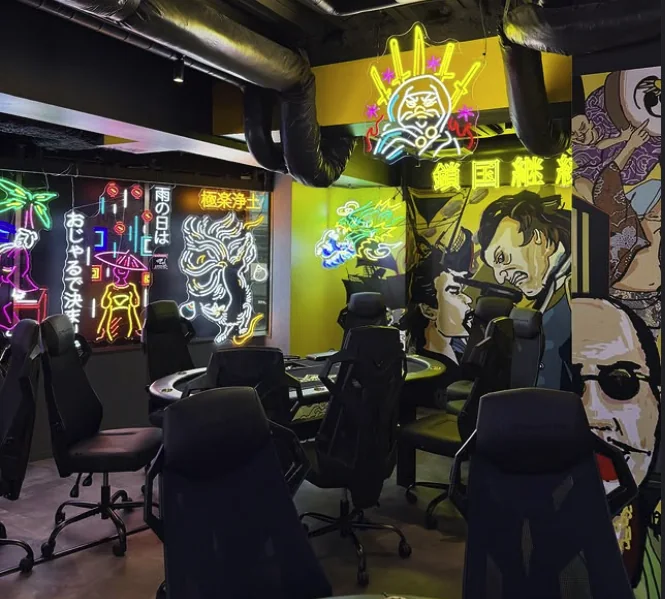 中目黒店の壁画とポーカーテーブル