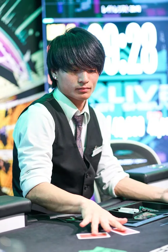 KKLIVE POKER 渋谷の店内でのポーカープレイ