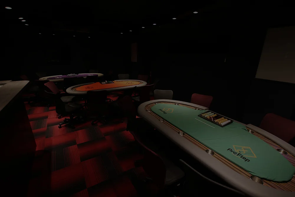 PreFlop YOKOHAMAの店内・ポーカーテーブル