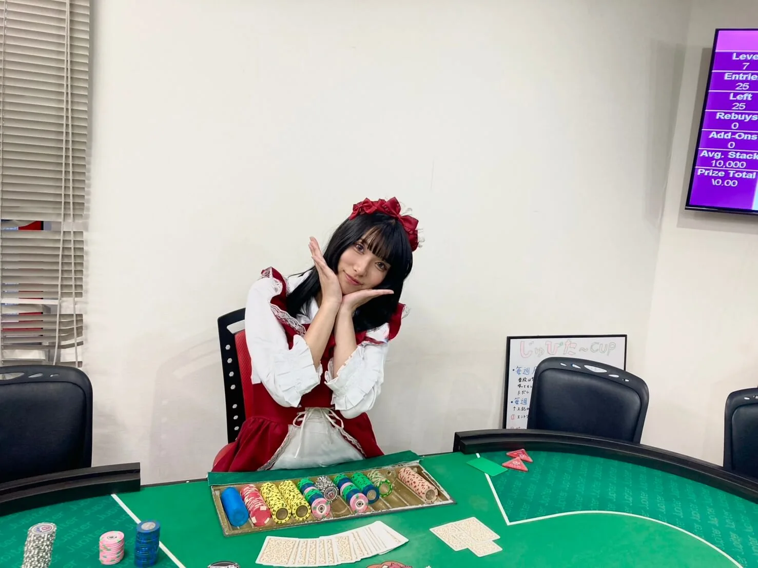 店内ゲームテーブルとメイドスタッフ