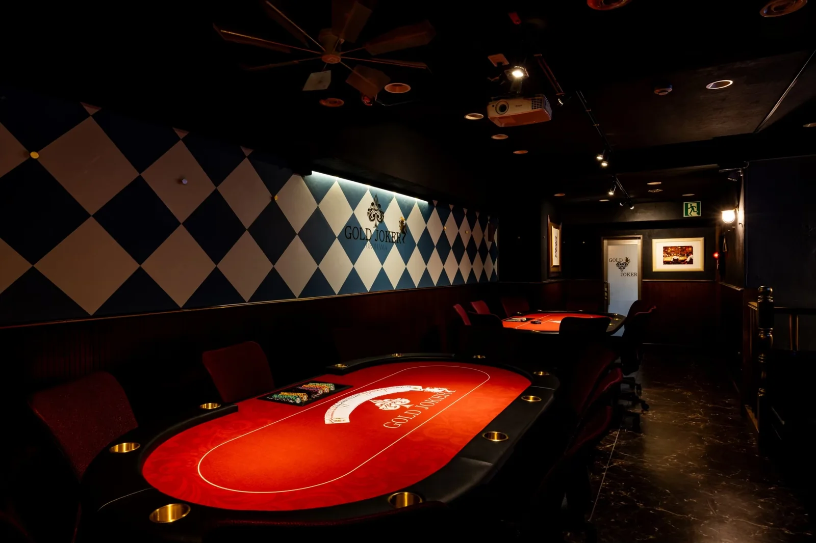 横浜ポーカーBar GOLD JOKER 関内店の店内の卓配置