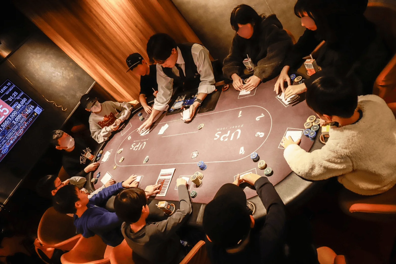 OAK CASINO 熊本のポーカーテーブルを囲む店内