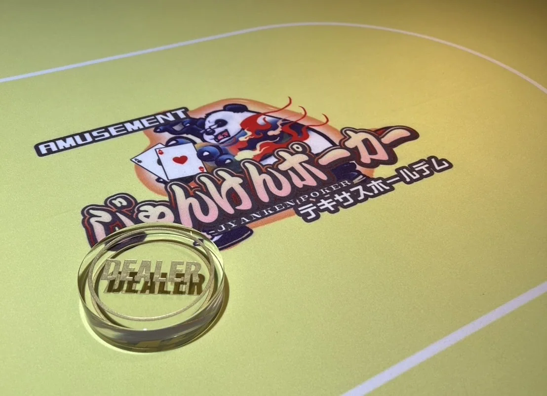 佐賀店ロゴの入ったポーカーテーブル