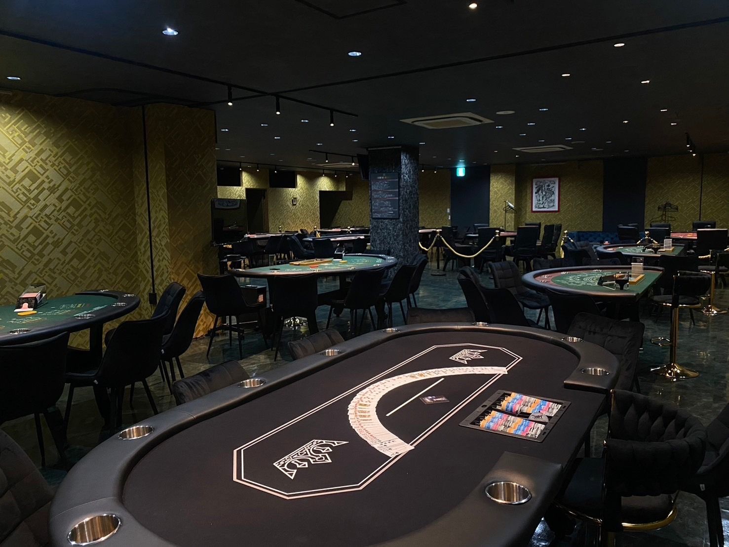millionのポーカーテーブルと店内全景