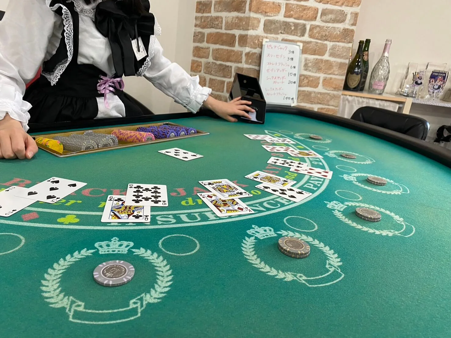 店内のゲームテーブルとメイドディーラー