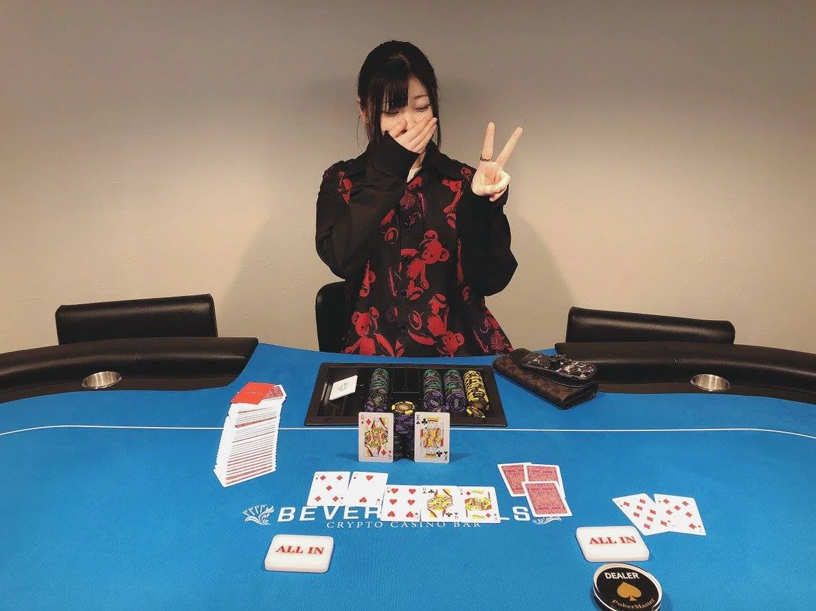 銀座ビバリーヒルズの店内のポーカーテーブル