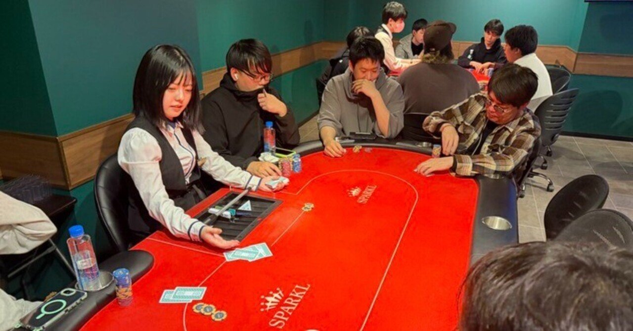 SPARKLの店内のポーカーテーブルとスタッフ