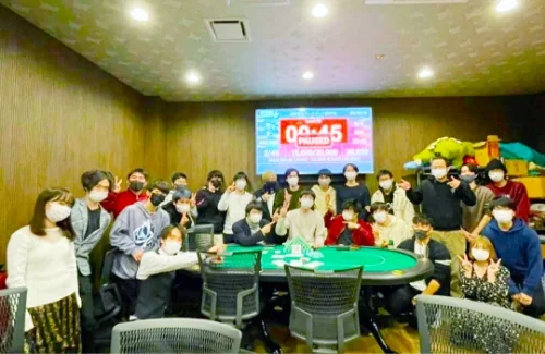 池袋ベガスのポーカーテーブルを囲む店内