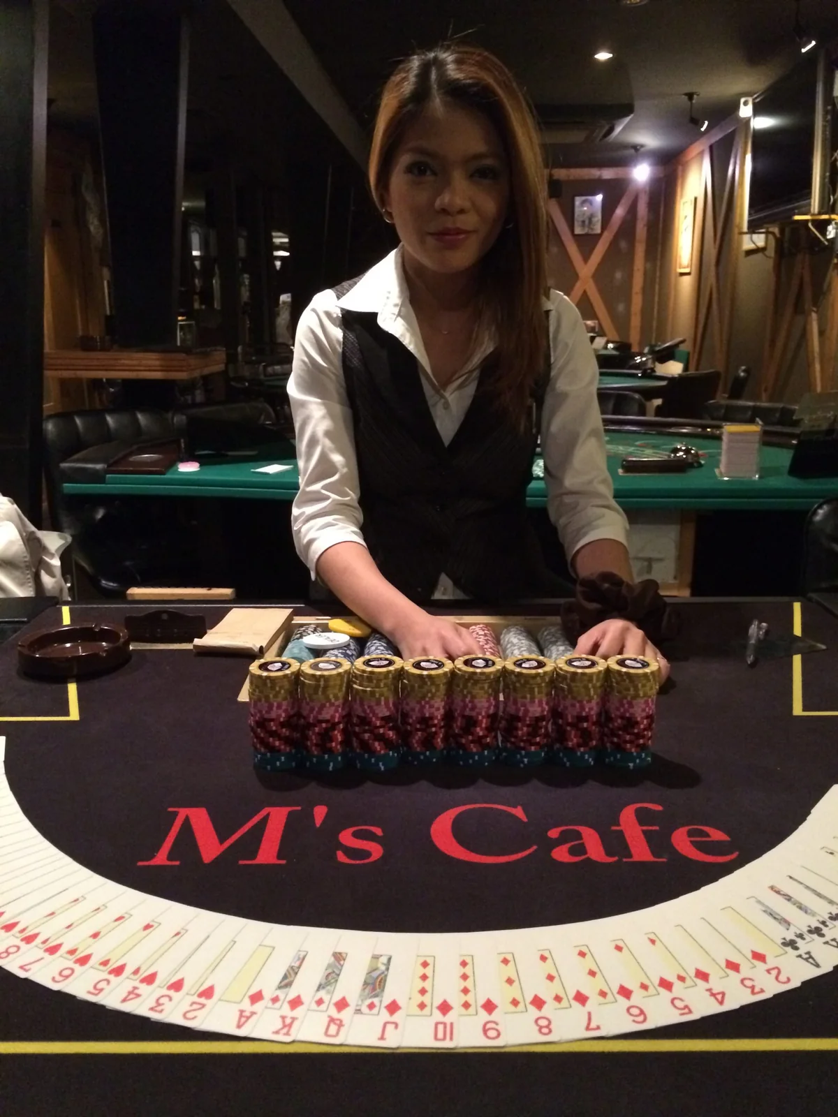 M's cafe(エムズカフェ)のM’s Cafeのテーブルとディーラー