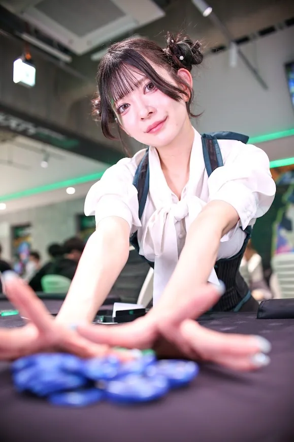 KKLIVE POKER 渋谷の店内でのポーカープレイ
