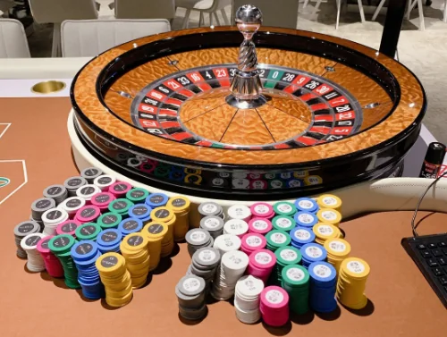 Casino Spiritのルーレットテーブルとチップ