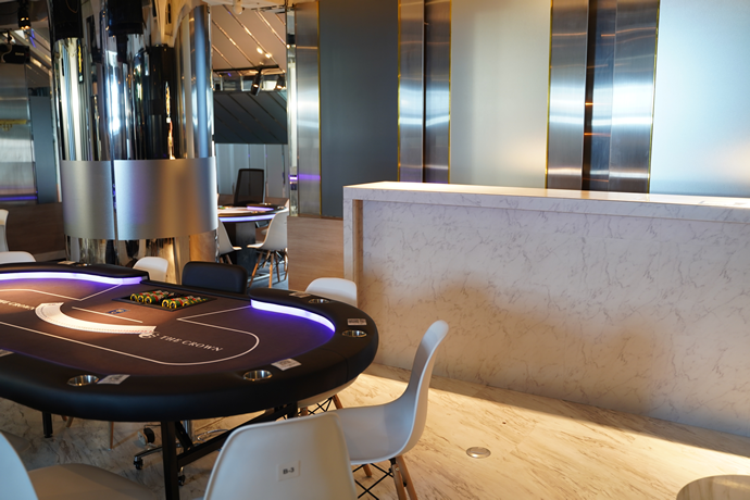 THE CROWNのポーカーテーブルと店内