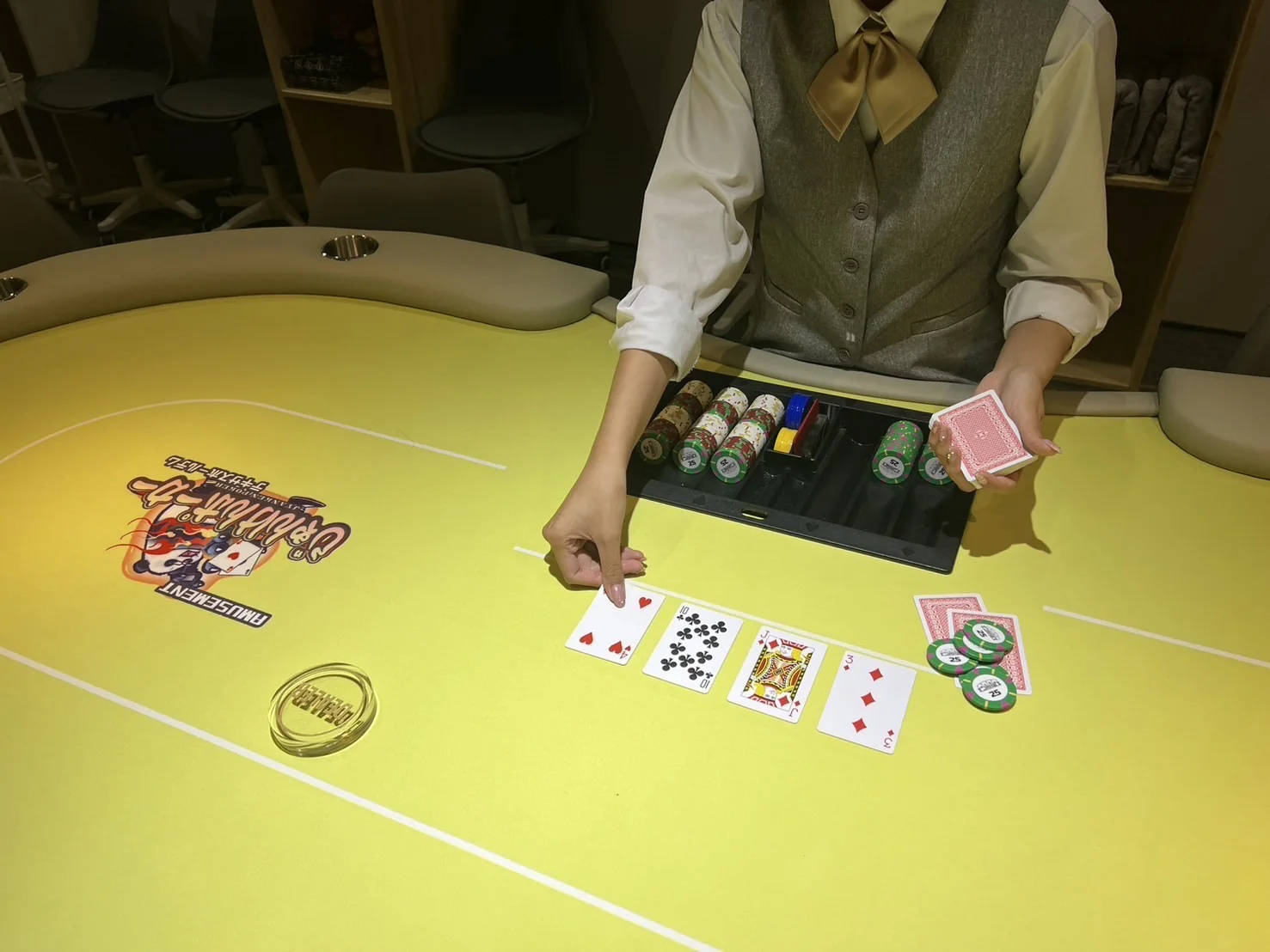 佐賀店のポーカーテーブルでのディーリング