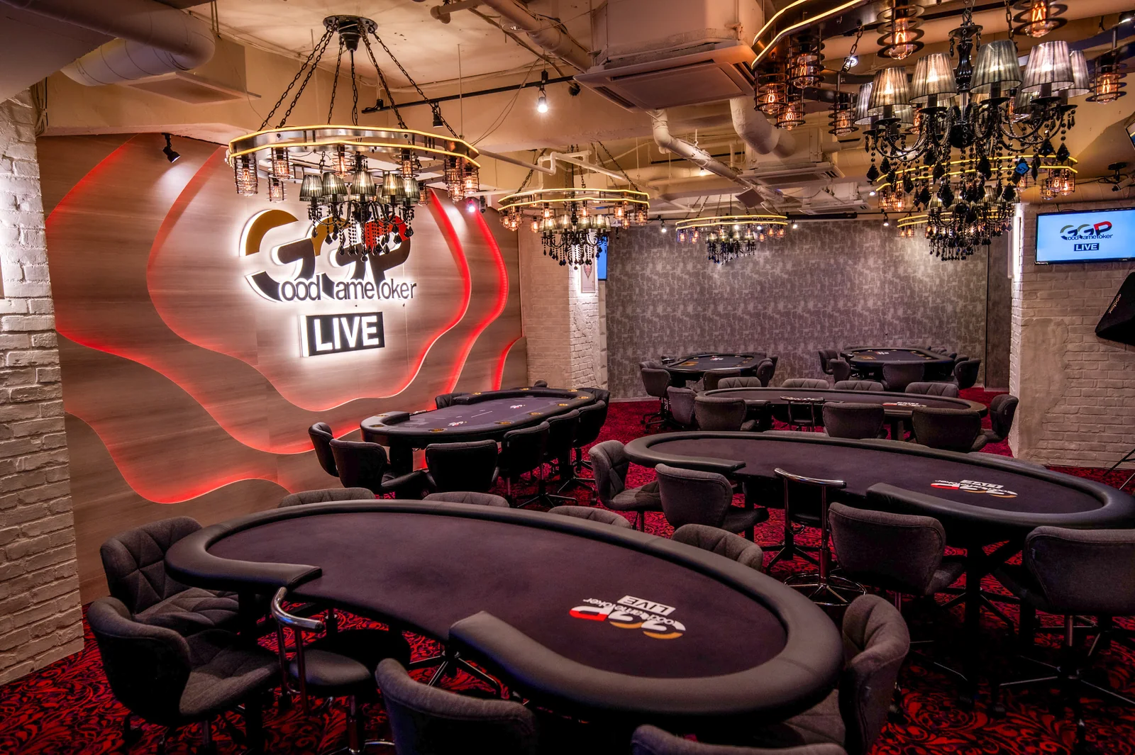GGPL新宿のポーカーテーブルと店内
